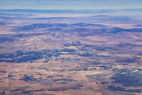 Colorado Rocky Dağları, Colorado ve Utah 'ın güneybatısındaki soyut peyzaj, tepe, kanyon ve kırsal şehirlerden oluşan bir uçaktan havadan görülebilir. Amerika Birleşik Devletleri. Usa.