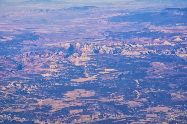Colorado Rocky Dağları, Colorado ve Utah 'ın güneybatısındaki soyut peyzaj, tepe, kanyon ve kırsal şehirlerden oluşan bir uçaktan havadan görülebilir. Amerika Birleşik Devletleri. Usa.