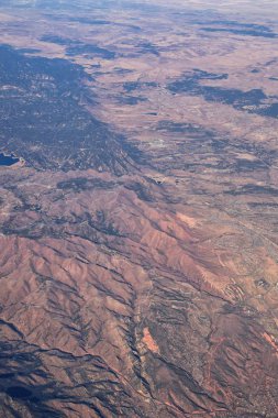 Colorado Rocky Dağları, Colorado ve Utah 'ın güneybatısındaki soyut arazi manzaraları, tepeler, kanyonlar ve kırsal şehirlerden oluşan uçaklardan panoramik görüntüler alır. Amerika Birleşik Devletleri. Usa.