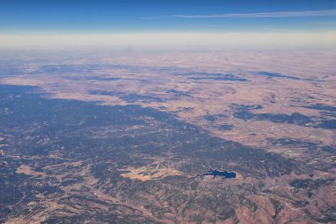 Colorado Rocky Dağları, Colorado ve Utah 'ın güneybatısındaki soyut arazi manzaraları, tepeler, kanyonlar ve kırsal şehirlerden oluşan uçaklardan panoramik görüntüler alır. Amerika Birleşik Devletleri. Usa.