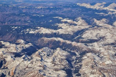 Colorado Rocky Dağları, Colorado ve Utah 'ın güneybatısındaki soyut arazi manzaraları, tepeler, kanyonlar ve kırsal şehirlerden oluşan uçaklardan panoramik görüntüler alır. Amerika Birleşik Devletleri. Usa.