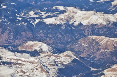 Colorado Rocky Dağları, Colorado ve Utah 'ın güneybatısındaki soyut arazi manzaraları, tepeler, kanyonlar ve kırsal şehirlerden oluşan uçaklardan panoramik görüntüler alır. Amerika Birleşik Devletleri. Usa.