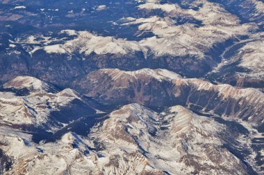 Colorado Rocky Dağları, Colorado ve Utah 'ın güneybatısındaki soyut arazi manzaraları, tepeler, kanyonlar ve kırsal şehirlerden oluşan uçaklardan panoramik görüntüler alır. Amerika Birleşik Devletleri. Usa.