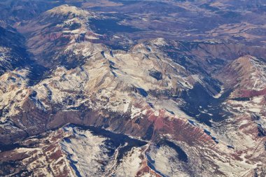 Colorado Rocky Dağları, Colorado ve Utah 'ın güneybatısındaki soyut arazi manzaraları, tepeler, kanyonlar ve kırsal şehirlerden oluşan uçaklardan panoramik görüntüler alır. Amerika Birleşik Devletleri. Usa.