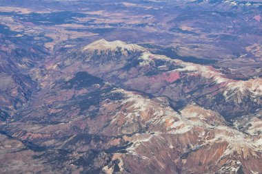 Colorado Rocky Dağları, Colorado ve Utah 'ın güneybatısındaki soyut arazi manzaraları, tepeler, kanyonlar ve kırsal şehirlerden oluşan uçaklardan panoramik görüntüler alır. Amerika Birleşik Devletleri. Usa.