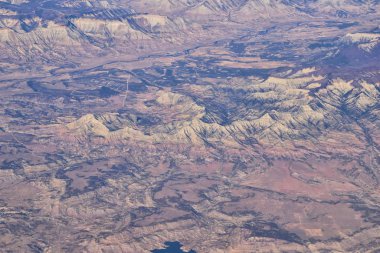 Colorado Rocky Dağları, Colorado ve Utah 'ın güneybatısındaki soyut arazi manzaraları, tepeler, kanyonlar ve kırsal şehirlerden oluşan uçaklardan panoramik görüntüler alır. Amerika Birleşik Devletleri. Usa.