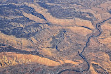 Colorado Rocky Dağları, Colorado ve Utah 'ın güneybatısındaki soyut arazi manzaraları, tepeler, kanyonlar ve kırsal şehirlerden oluşan uçaklardan panoramik görüntüler alır. Amerika Birleşik Devletleri. Usa.