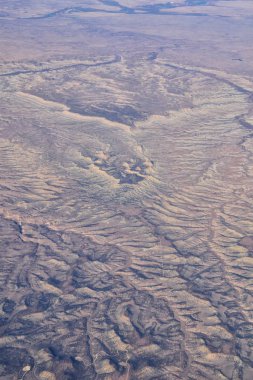 Colorado Rocky Dağları, Colorado ve Utah 'ın güneybatısındaki soyut arazi manzaraları, tepeler, kanyonlar ve kırsal şehirlerden oluşan uçaklardan panoramik görüntüler alır. Amerika Birleşik Devletleri. Usa.