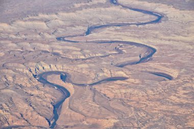 Colorado Rocky Dağları, Colorado ve Utah 'ın güneybatısındaki soyut arazi manzaraları, tepeler, kanyonlar ve kırsal şehirlerden oluşan uçaklardan panoramik görüntüler alır. Amerika Birleşik Devletleri. Usa.