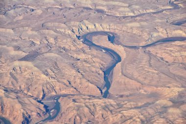 Colorado Rocky Dağları, Colorado ve Utah 'ın güneybatısındaki soyut arazi manzaraları, tepeler, kanyonlar ve kırsal şehirlerden oluşan uçaklardan panoramik görüntüler alır. Amerika Birleşik Devletleri. Usa.