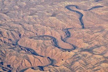Colorado Rocky Dağları, Colorado ve Utah 'ın güneybatısındaki soyut arazi manzaraları, tepeler, kanyonlar ve kırsal şehirlerden oluşan uçaklardan panoramik görüntüler alır. Amerika Birleşik Devletleri. Usa.