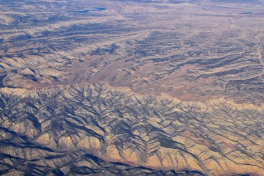 Colorado Rocky Dağları, Colorado ve Utah 'ın güneybatısındaki soyut arazi manzaraları, tepeler, kanyonlar ve kırsal şehirlerden oluşan uçaklardan panoramik görüntüler alır. Amerika Birleşik Devletleri. Usa.