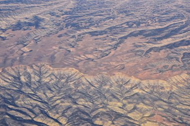 Colorado Rocky Dağları, Colorado ve Utah 'ın güneybatısındaki soyut arazi manzaraları, tepeler, kanyonlar ve kırsal şehirlerden oluşan uçaklardan panoramik görüntüler alır. Amerika Birleşik Devletleri. Usa.