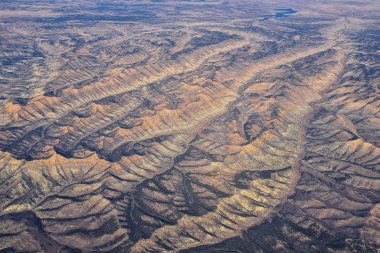 Colorado Rocky Dağları, Colorado ve Utah 'ın güneybatısındaki soyut arazi manzaraları, tepeler, kanyonlar ve kırsal şehirlerden oluşan uçaklardan panoramik görüntüler alır. Amerika Birleşik Devletleri. Usa.