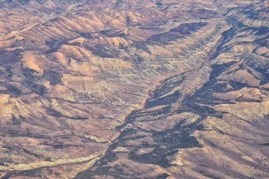 Colorado Rocky Dağları, Colorado ve Utah 'ın güneybatısındaki soyut arazi manzaraları, tepeler, kanyonlar ve kırsal şehirlerden oluşan uçaklardan panoramik görüntüler alır. Amerika Birleşik Devletleri. Usa.