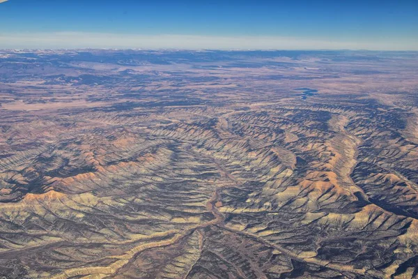 コロラド州ロッキー山脈抽象的な風景 ピーク コロラド州南西部とユタ州の農村部の都市の飛行機からの空中パノラマビュー アメリカ合衆国 — ストック写真