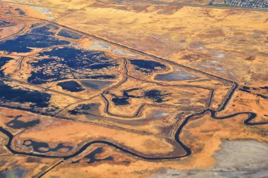 Wasatch Front Rocky Mountain Range Aerial Manzara sonbaharda şehir şehirleri ve Salt Lake City, Utah çevresindeki Great Salt Lake, Amerika Birleşik Devletleri de dahil olmak üzere uçaktan. Usa.