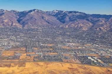 Wasatch Front Rocky Mountain Range Aerial Manzara sonbaharda şehir şehirleri ve Salt Lake City, Utah çevresindeki Great Salt Lake, Amerika Birleşik Devletleri de dahil olmak üzere uçaktan. Usa.