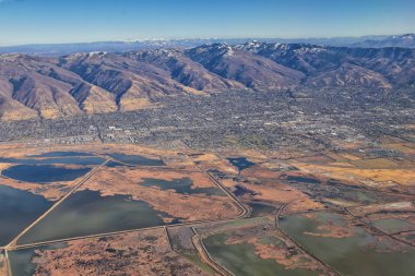 Wasatch Front Rocky Mountain Range Aerial Manzara sonbaharda şehir şehirleri ve Salt Lake City, Utah çevresindeki Great Salt Lake, Amerika Birleşik Devletleri de dahil olmak üzere uçaktan. Usa.