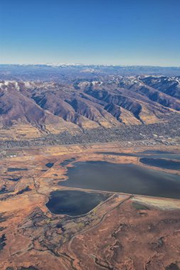 Wasatch Front Rocky Mountain Range Aerial Manzara sonbaharda şehir şehirleri ve Salt Lake City, Utah çevresindeki Great Salt Lake, Amerika Birleşik Devletleri de dahil olmak üzere uçaktan. Usa.