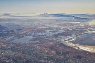 Wasatch Front Rocky Mountain Range Aerial Manzara sonbaharda şehir şehirleri ve Salt Lake City, Utah çevresindeki Great Salt Lake, Amerika Birleşik Devletleri de dahil olmak üzere uçaktan. Usa.