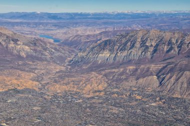 Wasatch Front Rocky Mountain Range Aerial Manzara sonbaharda şehir şehirleri ve Salt Lake City, Utah çevresindeki Great Salt Lake, Amerika Birleşik Devletleri de dahil olmak üzere uçaktan. Usa.