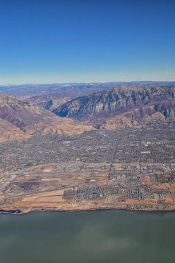 Wasatch Front Rocky Mountain Range Aerial Manzara sonbaharda şehir şehirleri ve Salt Lake City, Utah çevresindeki Great Salt Lake, Amerika Birleşik Devletleri de dahil olmak üzere uçaktan. Usa.
