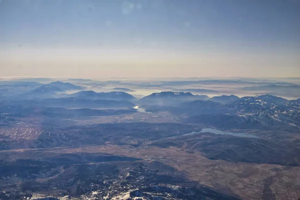 フロントロッキー山脈を見るアメリカ ユタ州ソルトレイクシティ周辺の都市やグレートソルト湖を含む秋の飛行機からの空中の景色 — ストック写真