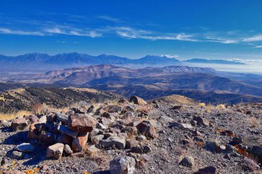 Oquirrh Dağları 'ndan Wasatch Front Rocky Dağları' nın sonbahar yaprakları, Yellow Fork Yolu 'nda yürüyüş ve Great Salt Lake Vadisi' ndeki Rose Kanyonu manzarası. Utah, Birleşik Devletler. Usa.