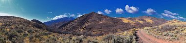 Oquirrh Dağları 'ndan Wasatch Front Rocky Dağları' nın sonbahar yaprakları, Yellow Fork Yolu 'nda yürüyüş ve Great Salt Lake Vadisi' ndeki Rose Kanyonu manzarası. Utah, Birleşik Devletler. Usa.