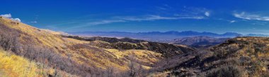 Oquirrh Dağları 'ndan Wasatch Front Rocky Dağları' nın sonbahar yaprakları, Yellow Fork Yolu 'nda yürüyüş ve Great Salt Lake Vadisi' ndeki Rose Kanyonu manzarası. Utah, Birleşik Devletler. Usa.
