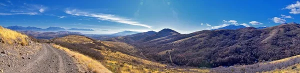滝の葉を持つOquirh山脈からのウォッチフロントロッキー山脈の景色 黄色のフォークトレイルをハイキングし グレートソルトレイクバレーのローズキャニオン ユタ州 アメリカ合衆国 — ストック写真