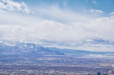 Salt Lake Valley ve City panoramik manzaraları Red Butte Trail to the Living Room, Wasatch Front, Rocky Mountains Utah ilkbaharı. Üniversite, bahçe ve şehir merkezinin etrafındaki patikaların yürüyüş manzarası. Birleşik Devletler. 