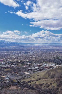 Salt Lake Valley ve City panoramik manzaraları Red Butte Trail to the Living Room, Wasatch Front, Rocky Mountains Utah ilkbaharı. Üniversite, bahçe ve şehir merkezinin etrafındaki patikaların yürüyüş manzarası. Birleşik Devletler. 