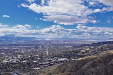 Salt Lake Valley ve City panoramik manzaraları Red Butte Trail to the Living Room, Wasatch Front, Rocky Mountains Utah ilkbaharı. Üniversite, bahçe ve şehir merkezinin etrafındaki patikaların yürüyüş manzarası. Birleşik Devletler. 