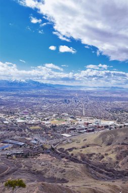 Salt Lake Valley ve City panoramik manzaraları Red Butte Trail to the Living Room, Wasatch Front, Rocky Mountains Utah ilkbaharı. Üniversite, bahçe ve şehir merkezinin etrafındaki patikaların yürüyüş manzarası. Birleşik Devletler. 