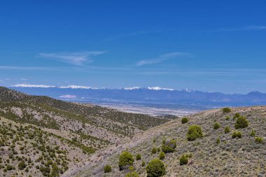 Baharın başlarında Oquirrh Dağları 'ndan Wasatch Front Rocky Dağları, Sarı Çatal Yolu' nda Yürüyüş ve Büyük Tuz Gölü Vadisi 'nde Gül Kanyonu manzarası. Utah, Birleşik Devletler. ABD.