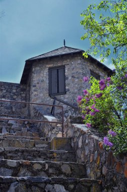 Utah Devlet Hastanesi 'nin hemen doğusunda Utah Gölü' ne bakan taş ve kayadan yapılmış Tourette 'ler gibi kaleleri olan amfitiyatro kalıntıları. Utah, ABD 'deki Provo şehrinde eski bir antika amfitiyatro. ABD. 