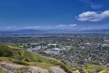 Provo Manzarası ve Utah Gölü, Bonneville kıyı şeridi (BST) ve eski Bonneville Gölü 'nün doğu kıyısı olan Wasatch Front Rocky Dağları boyunca uzanan Büyük Tuz Gölü' nü takip eden Y patikasından görülmektedir. ABD