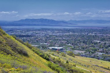 Provo Manzarası ve Utah Gölü, Bonneville kıyı şeridi (BST) ve eski Bonneville Gölü 'nün doğu kıyısı olan Wasatch Front Rocky Dağları boyunca uzanan Büyük Tuz Gölü' nü takip eden Y patikasından görülmektedir. ABD