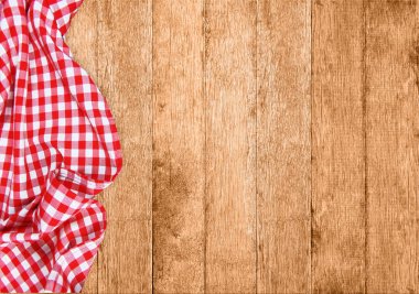  ahşap arka plan üzerinde beyaz kırmızı masa örtüsü piknik 