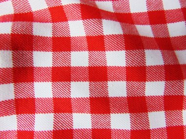  ahşap arka plan üzerinde beyaz kırmızı masa örtüsü piknik 