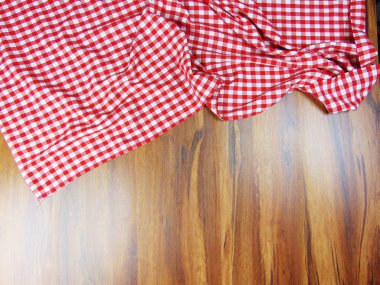  ahşap arka plan üzerinde beyaz kırmızı masa örtüsü piknik 