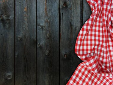 Piknik beyaz ve kırmızı masa örtüsü eski yıkılan ahşap üzerine