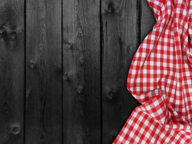 ahşap arka plan üzerinde beyaz kırmızı masa örtüsü piknik 