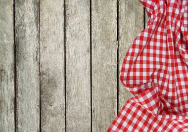 ahşap arka plan üzerinde beyaz kırmızı masa örtüsü piknik 
