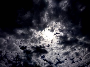 Güzel mavi gökyüzünde güzel bulutlar 