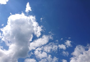 Güzel mavi gökyüzünde güzel bulutlar 