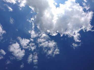 Güzel mavi gökyüzünde güzel bulutlar 