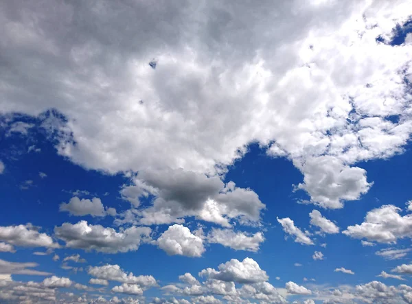 Belle Nuvole Nel Bel Cielo Blu — Foto Stock